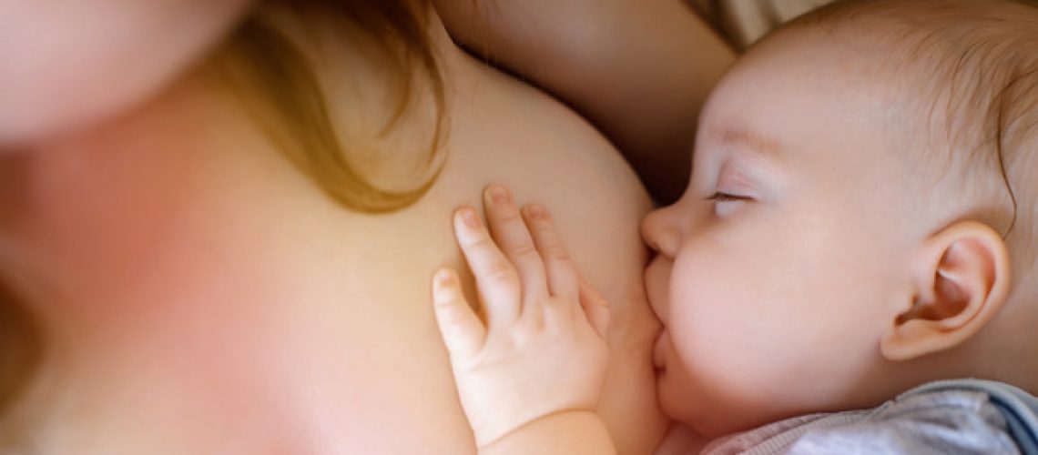 Mutter mit Milchstau stillt Baby
